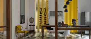 Designová dlažba Pittorica barevný geometrický vzor zelená, žlutá bílá na podlaze v obývacím pokoji