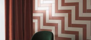 Designový obklad Pittorica červeno bílá na stěně v obývacím pokoji
