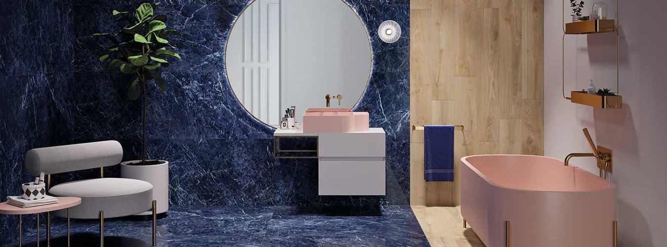 Dlažba imitující mramor Marmo lux blu di savoia modrá barva na stěně i podlaze v koupelně