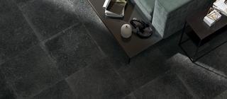 Dlažba v dekoru kamene Pietre pure Soignies černá barva na podlaze v obývacím pokoji