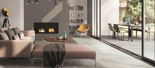 Dlažba imitující beton Garda Riva šedá barva v obývacím pokoji a terase