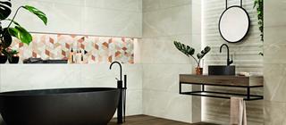 Koupelna s dlažbou v imitaci dřeva Sajonia Cerezo