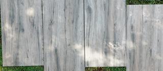 Venkovní dlažba imitace dřeva Natura wood oak v trávě foceno ve stínu