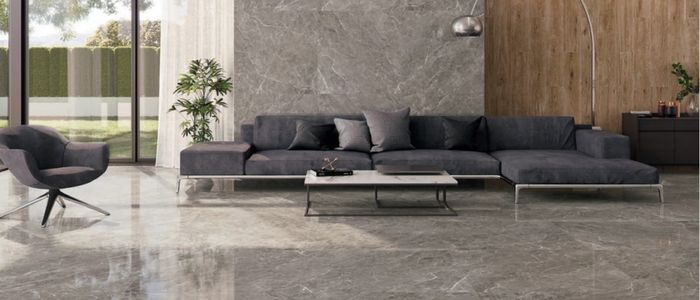 Dlažba imitující mramor Morvedre gris šedá barva v obývacím pokoji