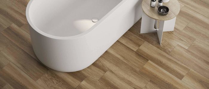 Dlažba imitující dřevo Sandwood walnut hnědá barva na podlaze v koupelně