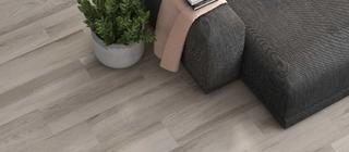 Dlažba design dřeva Sandwood white světlá barva na podlaze v obývacím pokoji