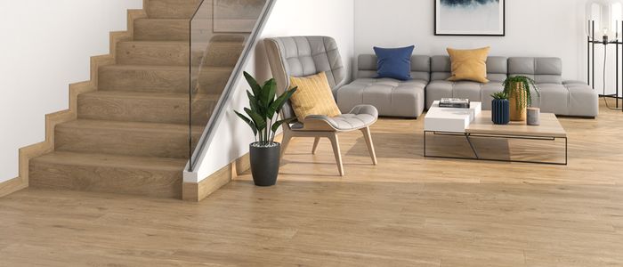 Dlažba v imitaci dřeva Tree roble světle hnědá na podlaze v obývacím pokoji a na schodech