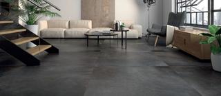 Imitace cementu dlažba Dakar tmavý odstín v obývacím pokoji
