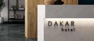 Dlažba imitující popraskaný beton Dakar blue lesklý povrch v recepci hotelu