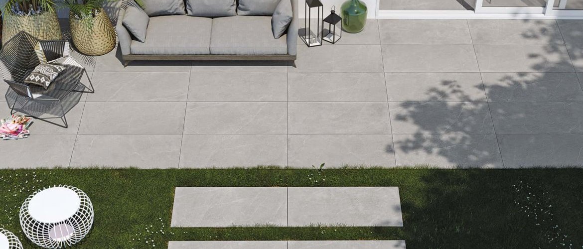 Venkovní dlažba Advance grey šedá barva imitace kamene na terase položená do štěrku a do trávy