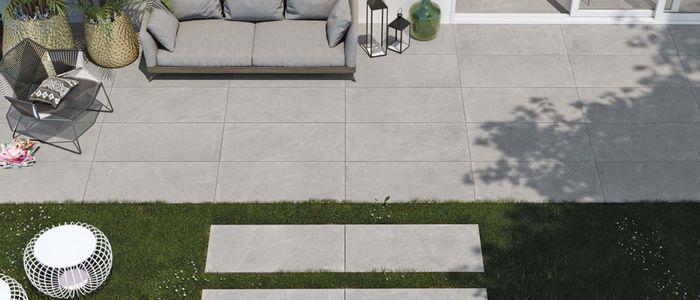 Venkovní dlažba Advance grey šedá barva imitace kamene na terase položená do štěrku a do trávy