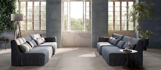 Dlažba imitace cementové stěrky Fresco grey šedá barva v obývacím pokoji  v pozadí celoplošné dekory