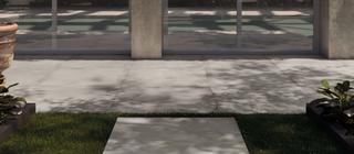 Venkovní dlažba Fresco grey šedá barva cementová stěrka na terase a v trávě