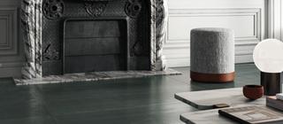 Dlažba imitující kov Metal design calamine černá barva v obývacím pokoji