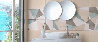 Koupelnový obklad Art v bílé a modrozelené barvě Aqua s geometrických dekorem na stěně koupelny