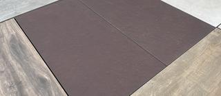 Hnědá venkovní keramická dlažba v designu betonu Officine Custom focená ve stínu