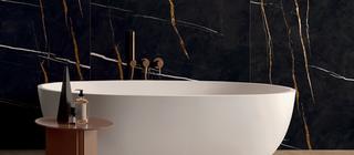 Dlažba a obklad imitující mramor La Marmoteca v černé barvě Sahara noir v koupelně