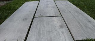 Venkovní 2 cm dlažba imitující dřevo Tiber wood grigio II. jakost