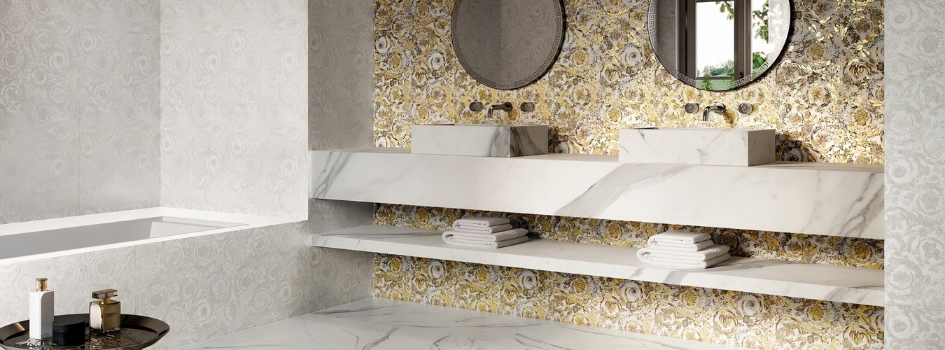 Dekorativní kolekce Versace Icons v koupelně kombinace bílého mramoru a zlatého dekoru