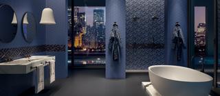Dekorativní kolekce Versace Icons v koupelně kombinace jednobarevné podlahy a černo modrého dekoru