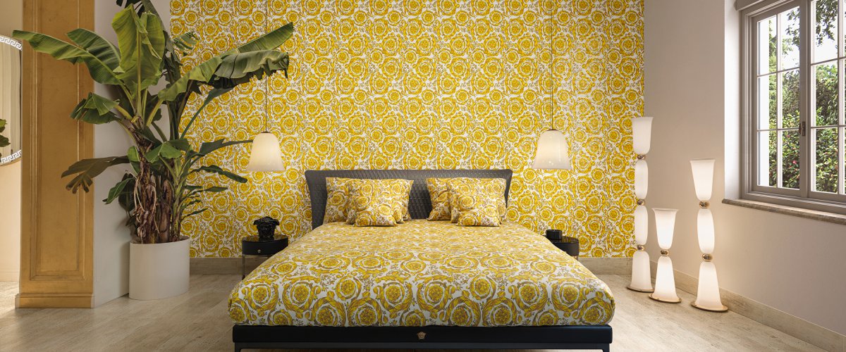 Designový obklad Manifesto od Versace Barocco white na stěně v ložnici zlatá barva
