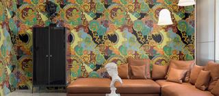 Designový dekorativní obklad Manifesto od Versace Megabarocco color na stěně v obývacím pokoji
