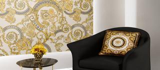Designový dekorativní obklad Manifesto od Versace Megabarocco white na stěně v obývacím pokoji bílá a zlatá barva