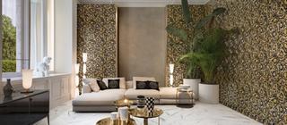 Designový dekorativní obklad Manifesto od Versace Barocco gardem black  na stěně v obývacím pokoji bílá a zlatá barva