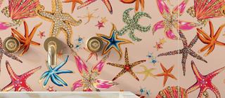 Designový obklad Manifesto od Versace Tresor de la mer pink na stěně v koupelně růžová barva