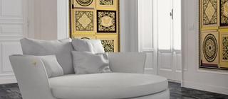 Designový obklad Manifesto značky Versace Foulard na stěně v obývacím pokoje černá a zlatá barva