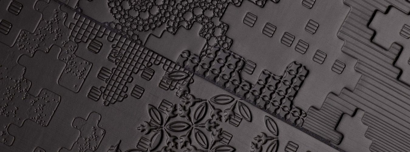 Designový keramický obklad Bas Relief v černé barvě s 3D povrchem