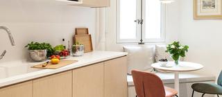 Útulná světlá kuchyně s designovou dlažbou Mews připomínající parkety