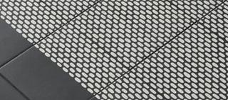 Černobílá dlažba s jemnými a drobnými vzory z kolekce Tape