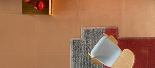 Interiér v terakota barvách- na stěně Triomix 2 a na podlaze cihlová barva Blush