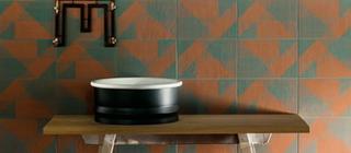 Koupelna s obklady a dlažbou v cihlové a tyrkysové barvě-  Tierras Frame Rust