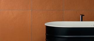 Interiér koupelny v barvě terakoty s tyrkysovým dekorem - Tierras Rust + Frame Rust