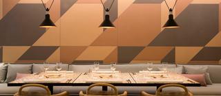 Interiér restaurace s obklady v terakotových barvách