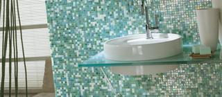 Modrá, zelená a bílá mozaika v koupelně