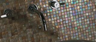 Koupelna s barevnou mozaikou Sicis Iridium