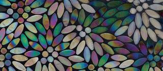 Barevná lesklá mozaika ve tvaru rostlin