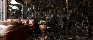 Kolekce keramických dlaždic v designu mramoru Magnifique black v komerčním prostoru