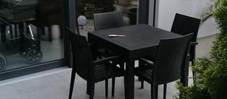 Terasa zákazníka s šedou dlažbou v imitaci betonu Work
