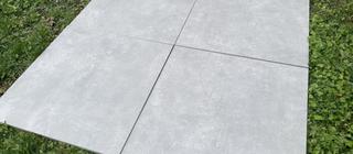 Exteriérová dlažba  Work Q v designu betonové stěrky a odstínu Cemento se hodí na každou terasu, balkon či zahradu