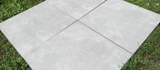Šedá dlažba na terasu 60x60 cm vzhled beton- odstín Acciaio