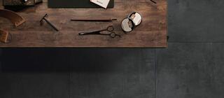 Dlažba imitující cementovou stěrky černá barva Stark graphite v jídelně