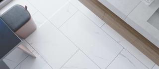 Bílá dlažba s jemnou šedou žilkou na podlaze v koupelně formát 60x120 cm
