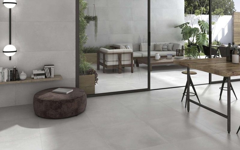 Dlažba imitující beton Energy natural šedá barva v obývacím pokoji na podlaze