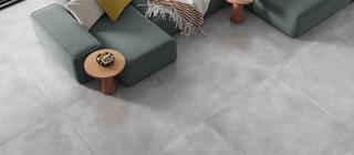 Dlažba v imitaci betonu Energy gris šedá barva v obývacím pokoji na podlaze