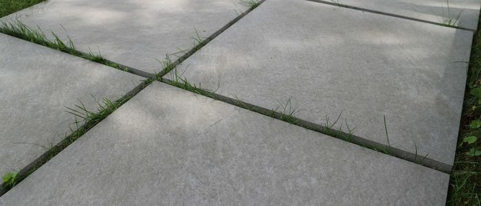 Venkovní dlažba položená do trávy Dakota imitace kamene