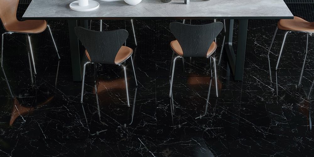 Keramická dlažba imitující mramor Sombra Black na podlaze v kuchyni